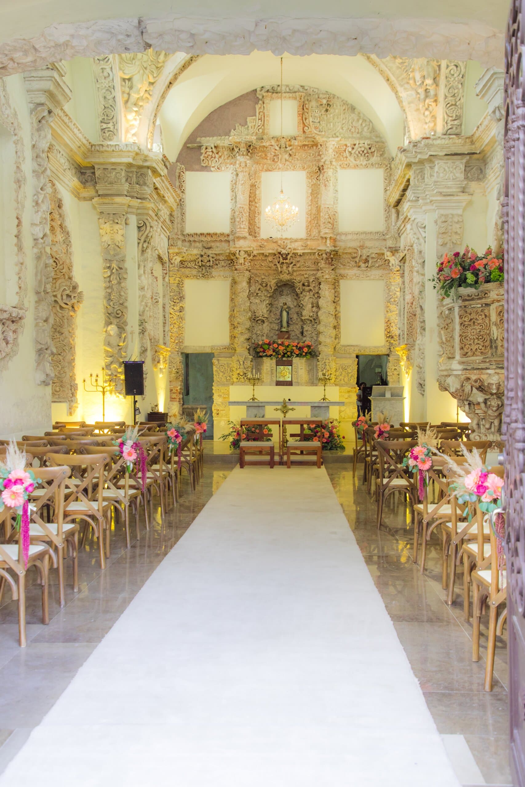 Retrato de una boda destino en Puebla con diseño floral de Clhei
