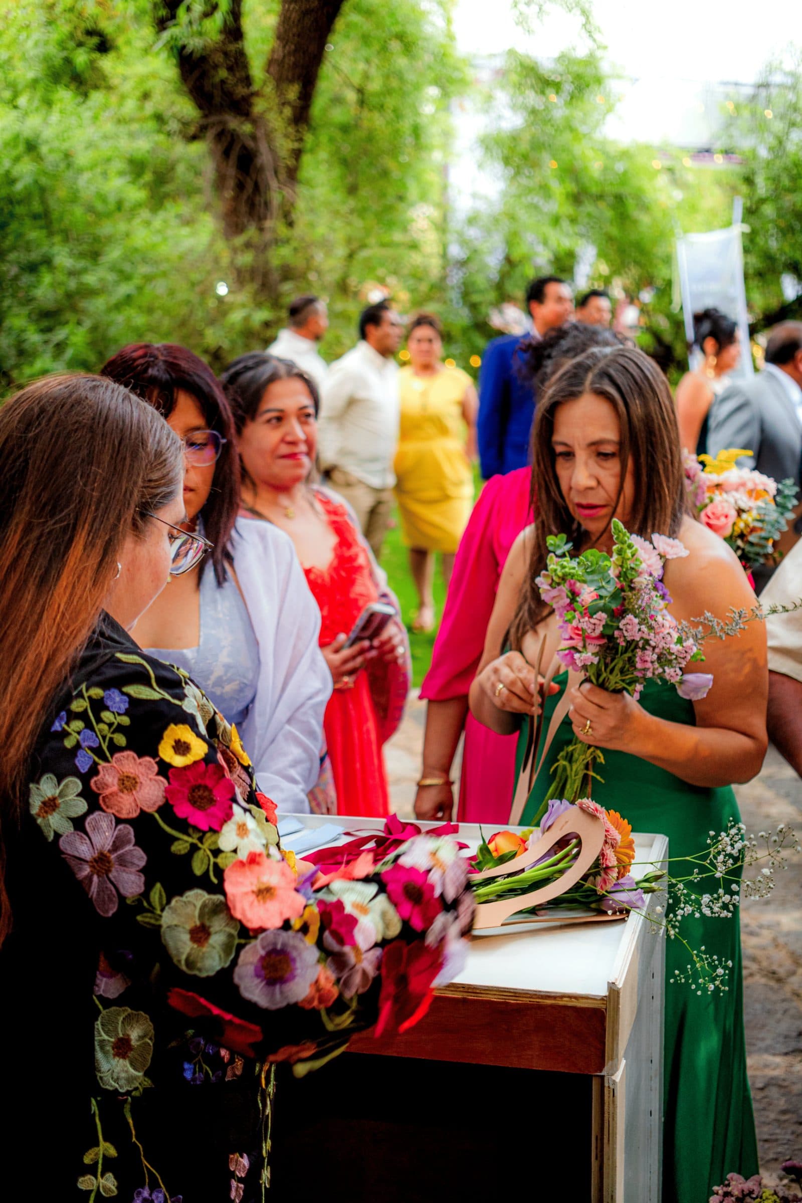 Guests choosing flowers at the bar with our florist during a wedding in Puebla