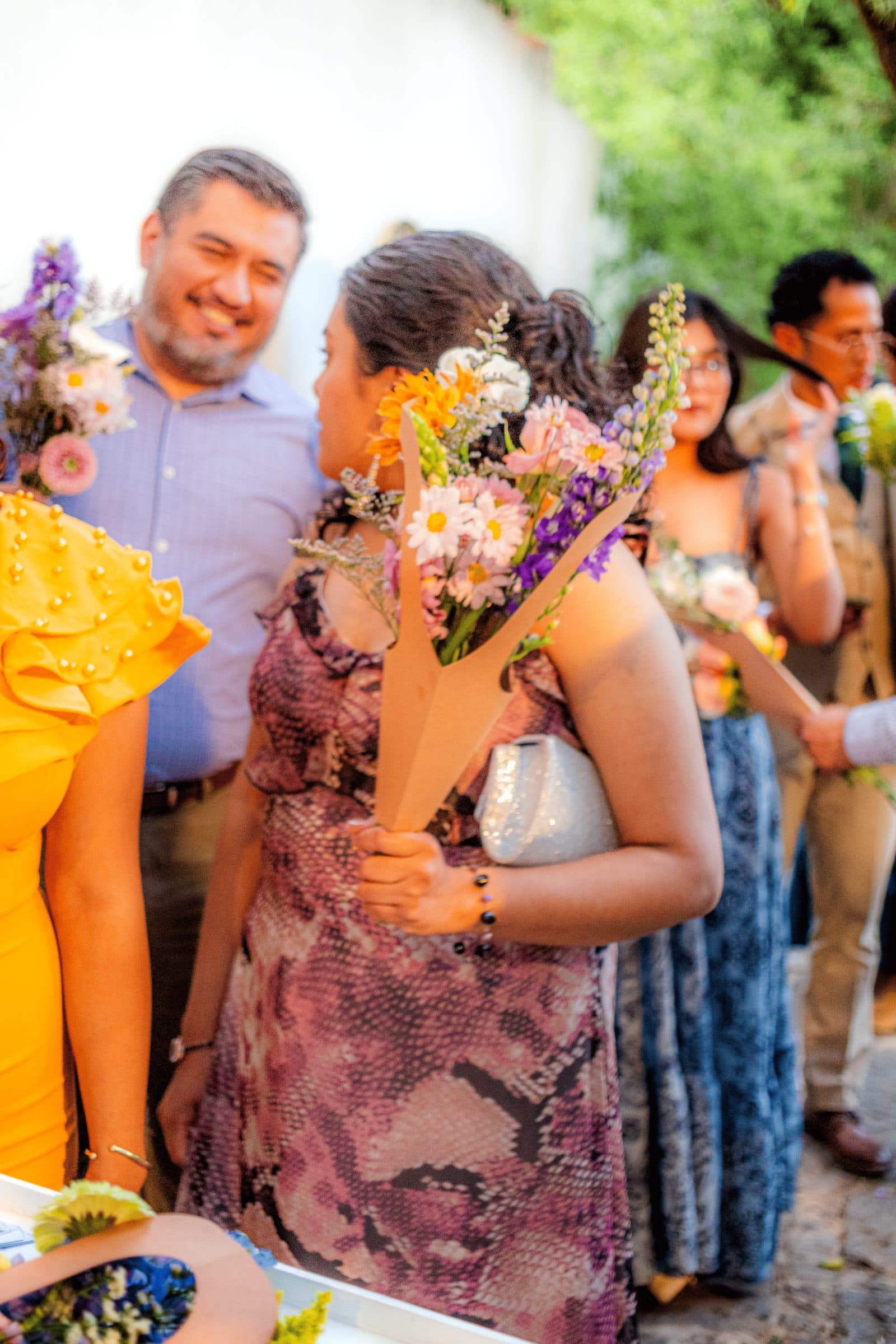 Guests chatting with their freshly built bouquets: the Flower Bar as the party's meeting point