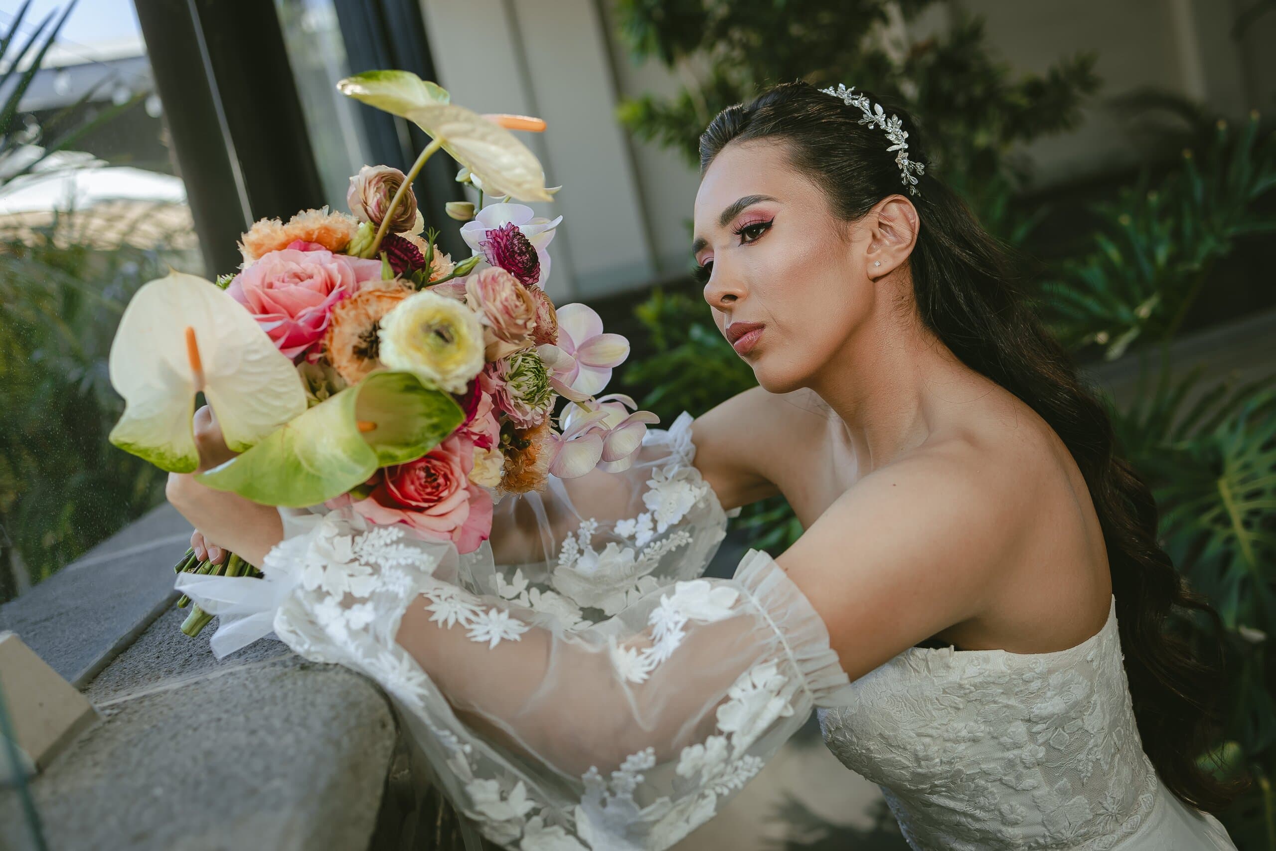 Novia sosteniendo un ramo colorido diseñado por Clhei con flor de Atlixco