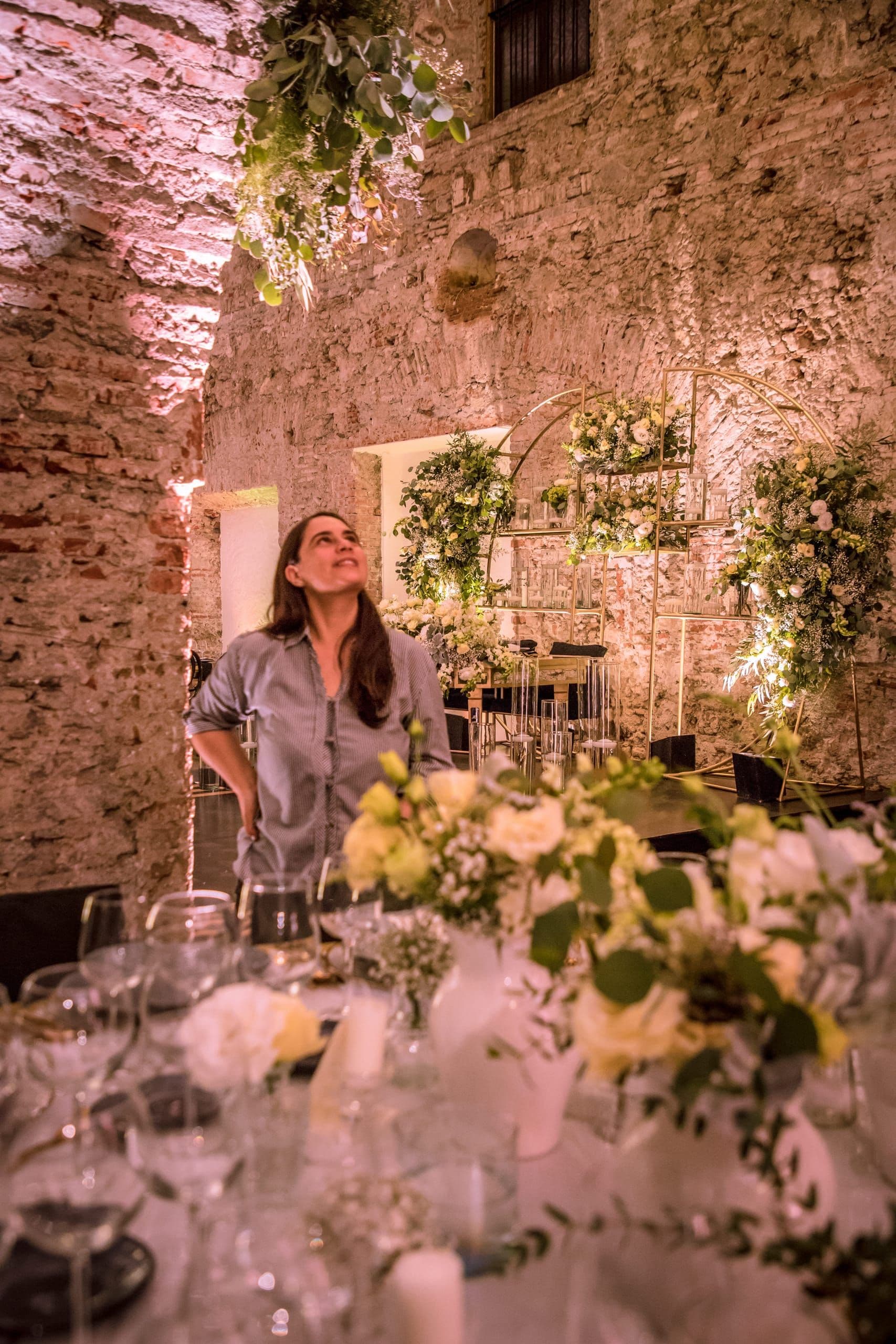 Tania Castorena dando los últimos detalles a un montaje de boda de Clhei en Puebla