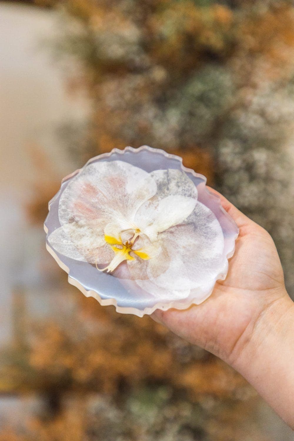Pieza Eternals “Orquídea” con flores preservadas de un ramo de novia