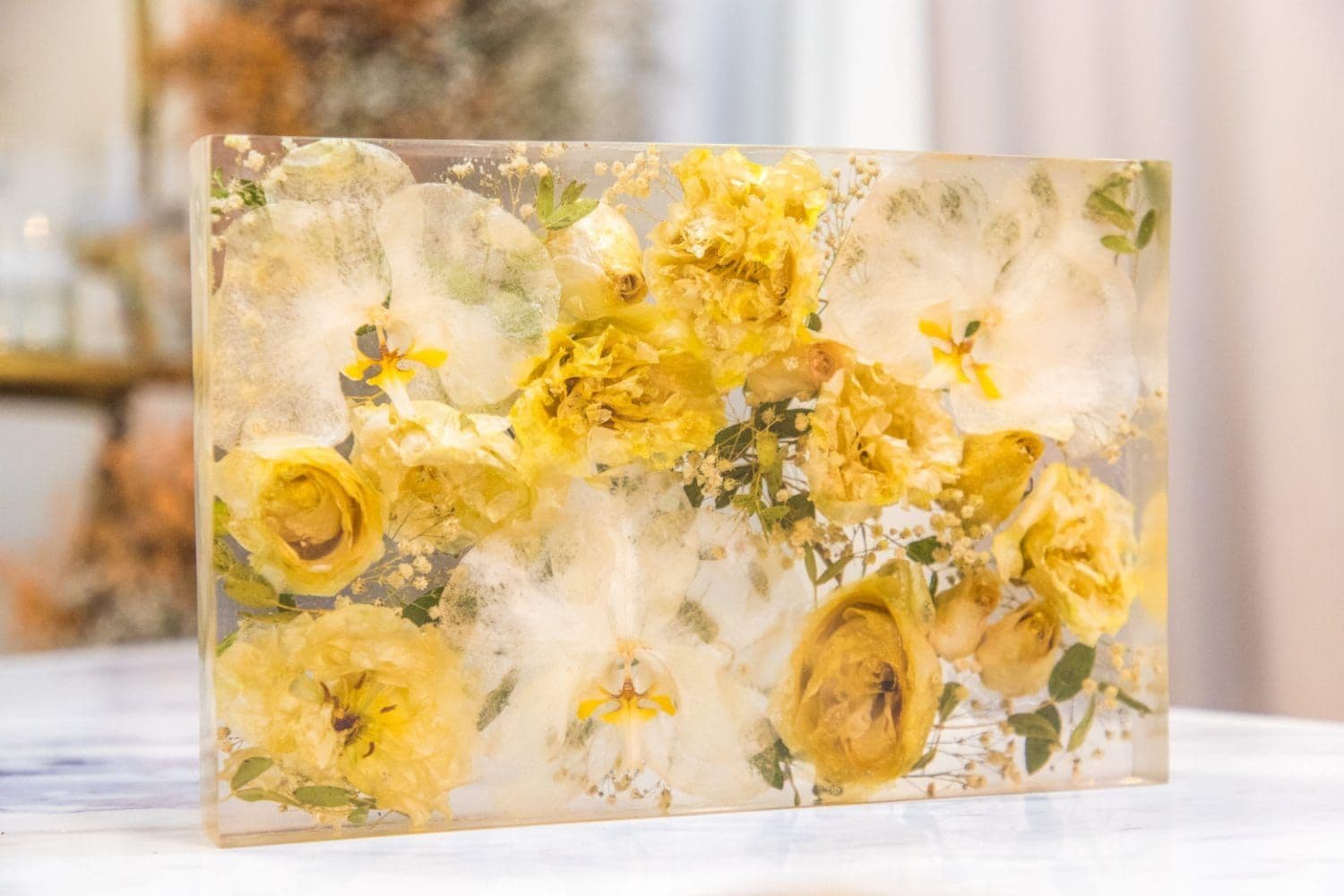 Bloque de resina con las flores de un ramo de novia preservado por Eternals Clhei