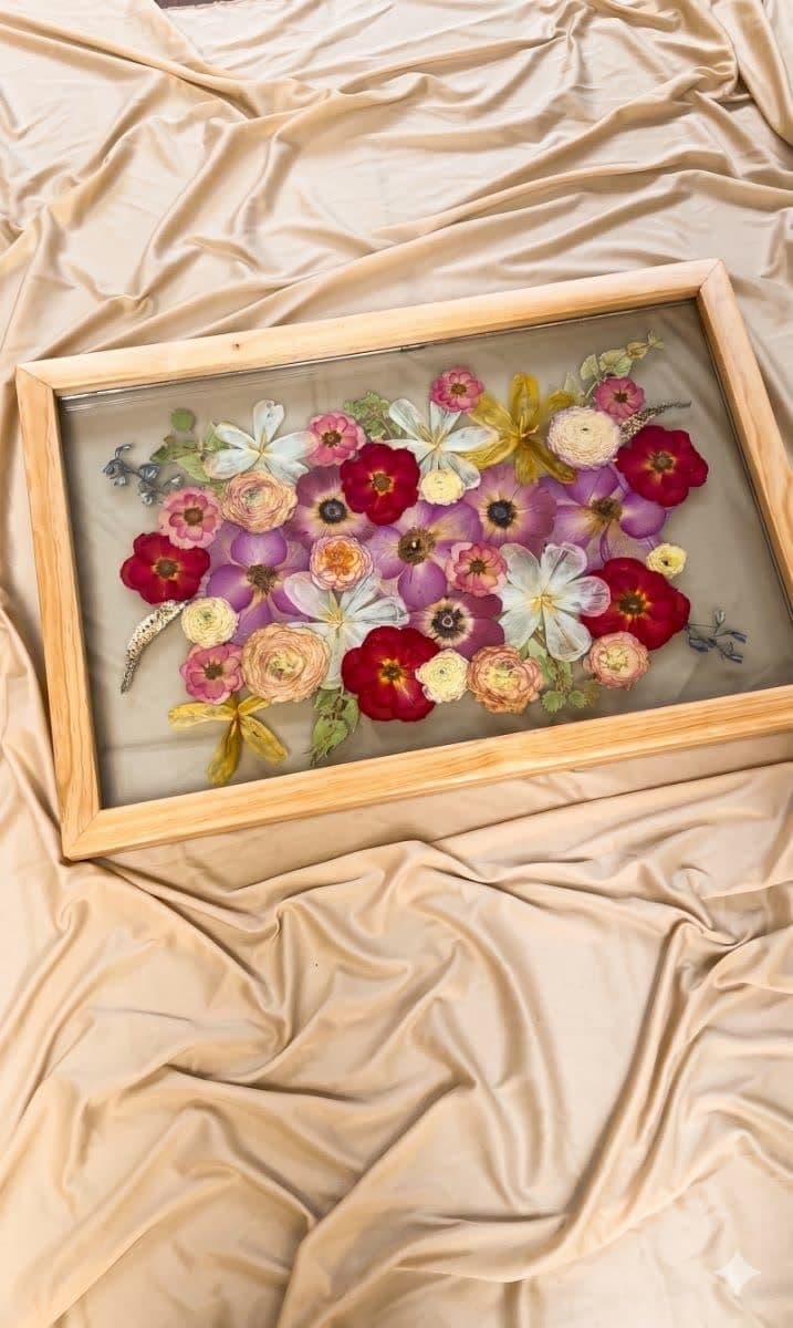 Pieza Eternals “Romi” con flores preservadas de un ramo de novia