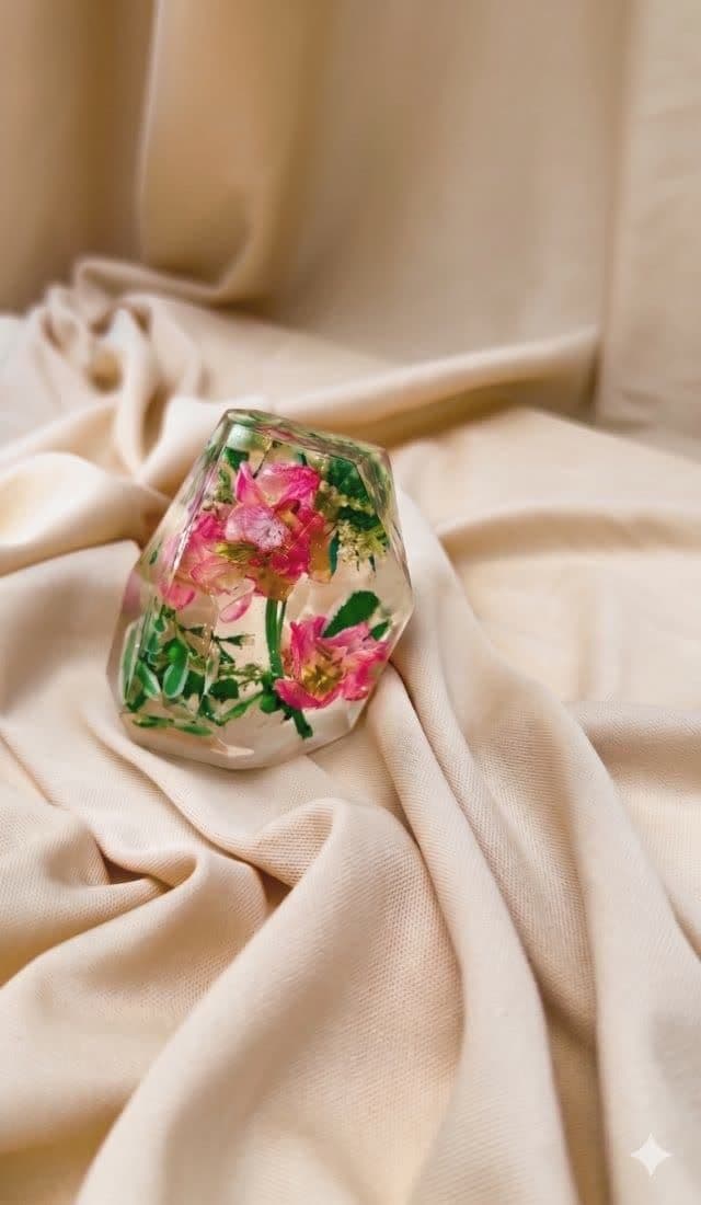 Pieza Eternals “Tweedia” con flores preservadas de un ramo de novia