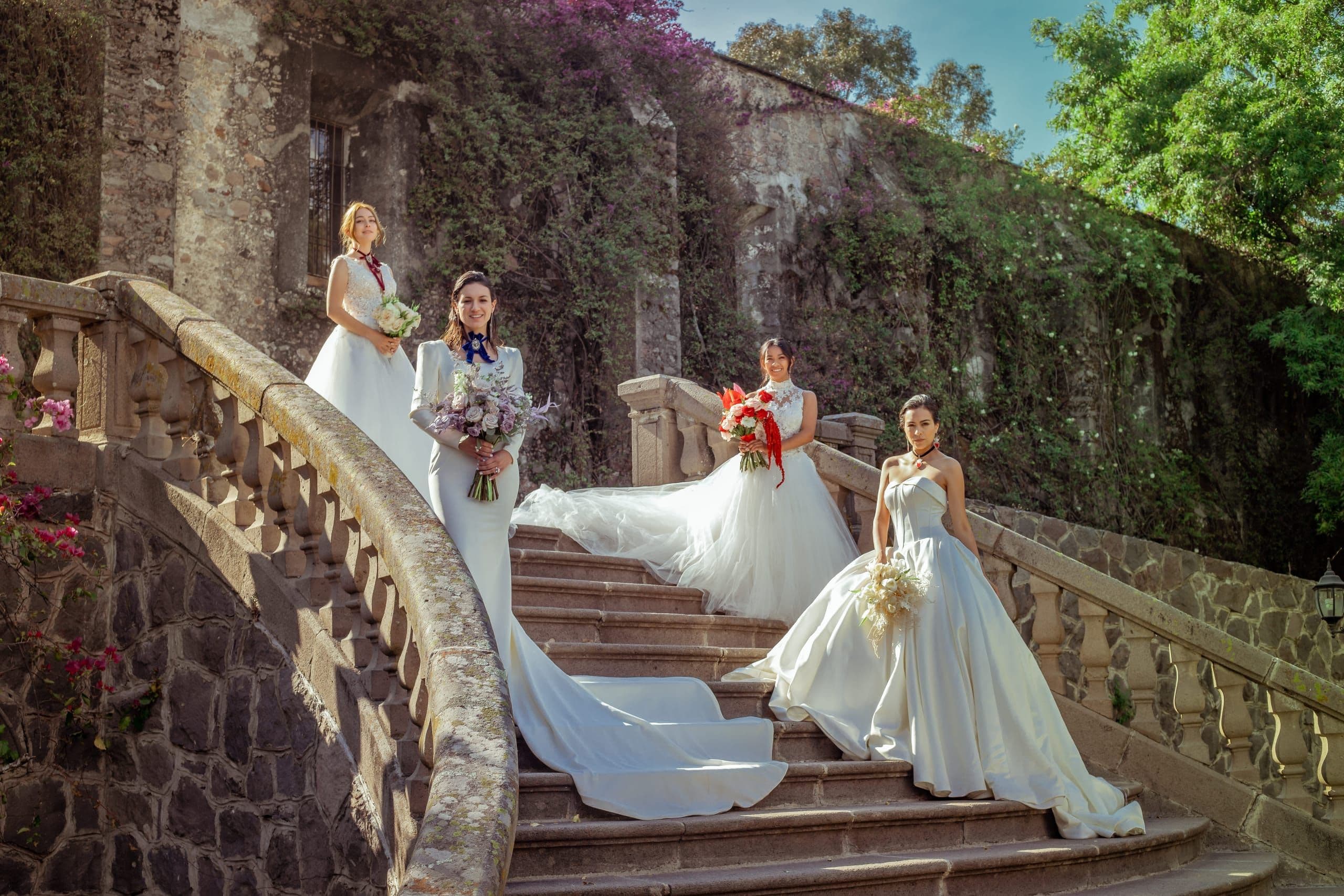 Four brides on the staircase of a Puebla hacienda, each with a different bouquet designed by Clhei