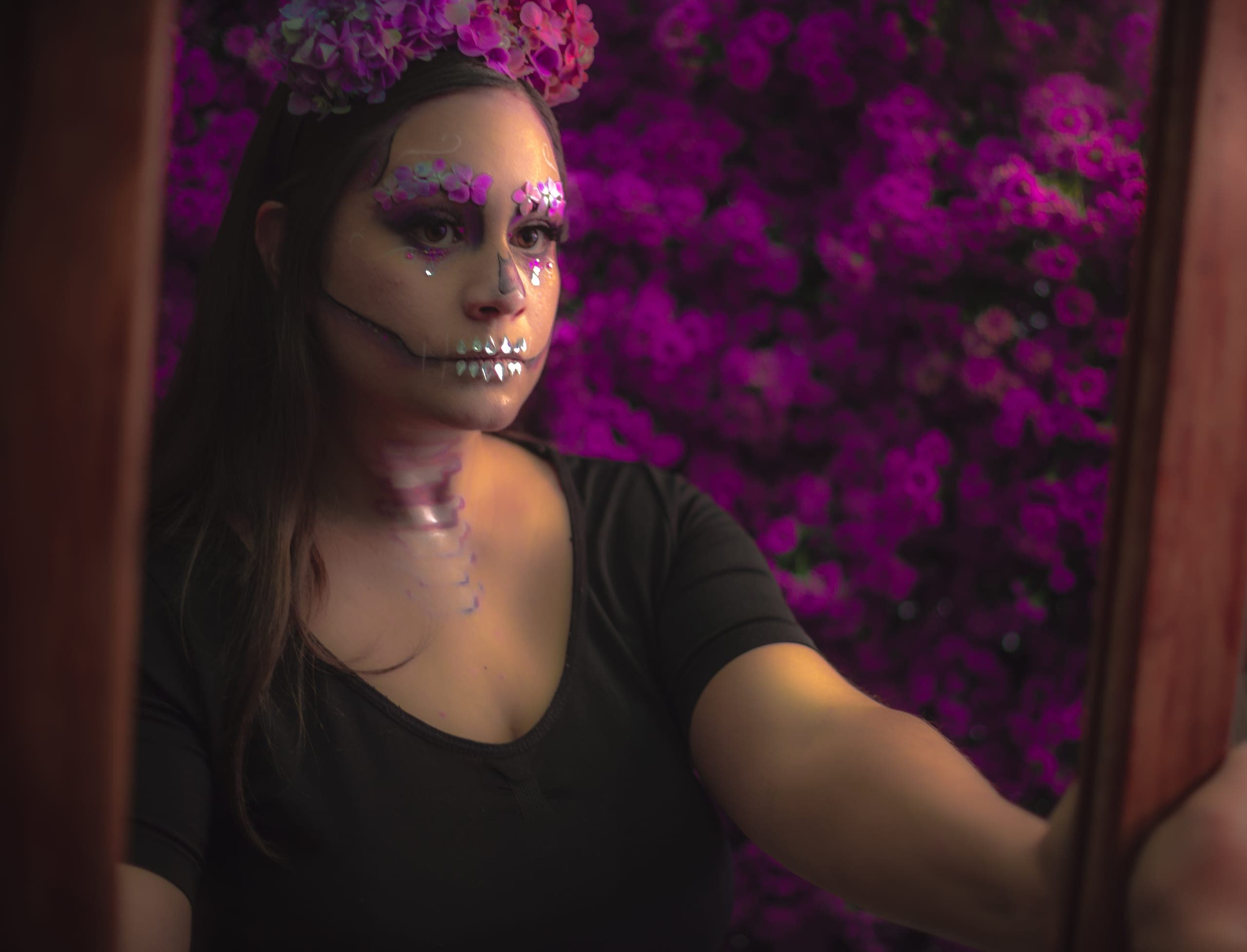 Catrina frente al espejo con su corona de flores