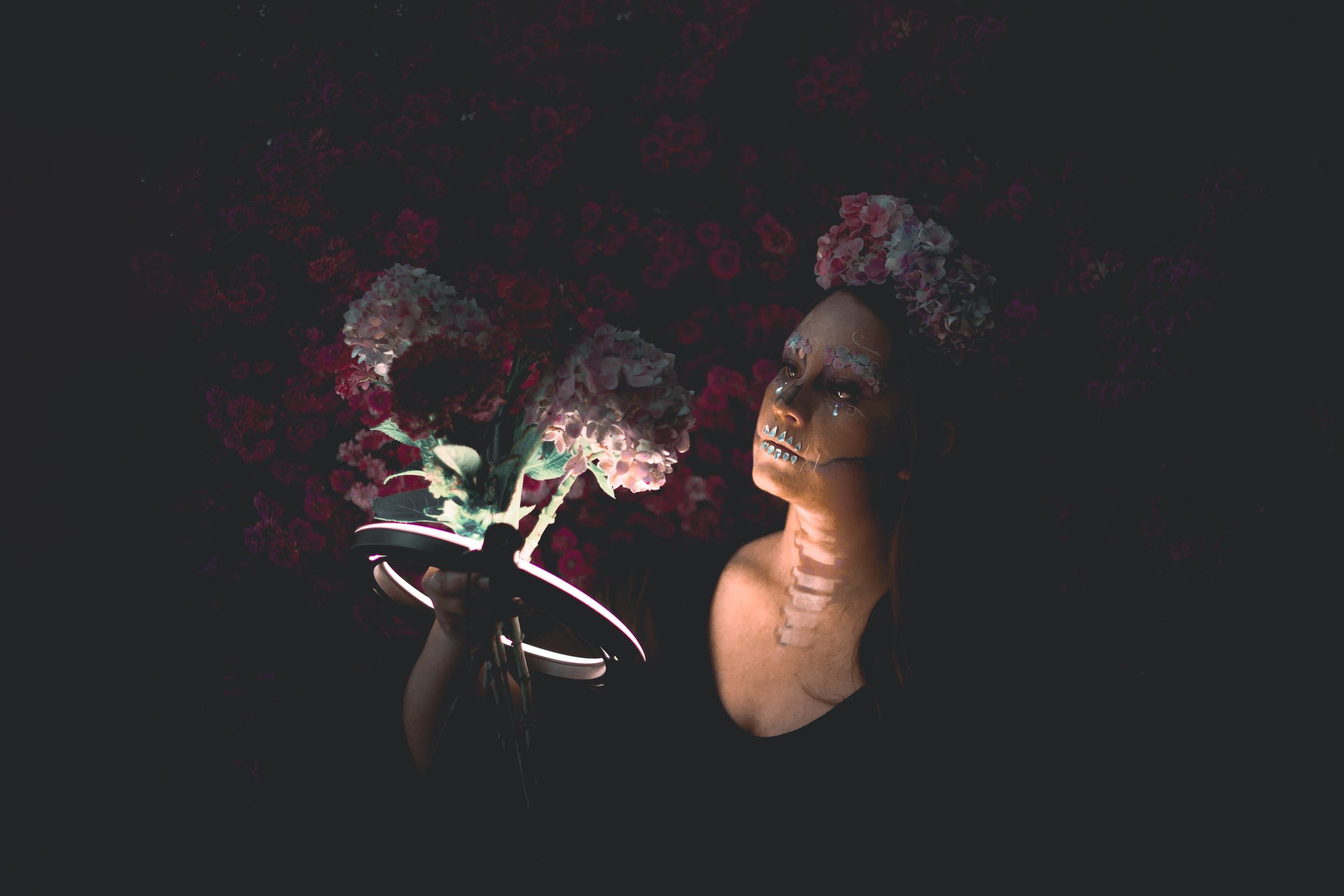 Reflejo de las catrinas con flores en la penumbra