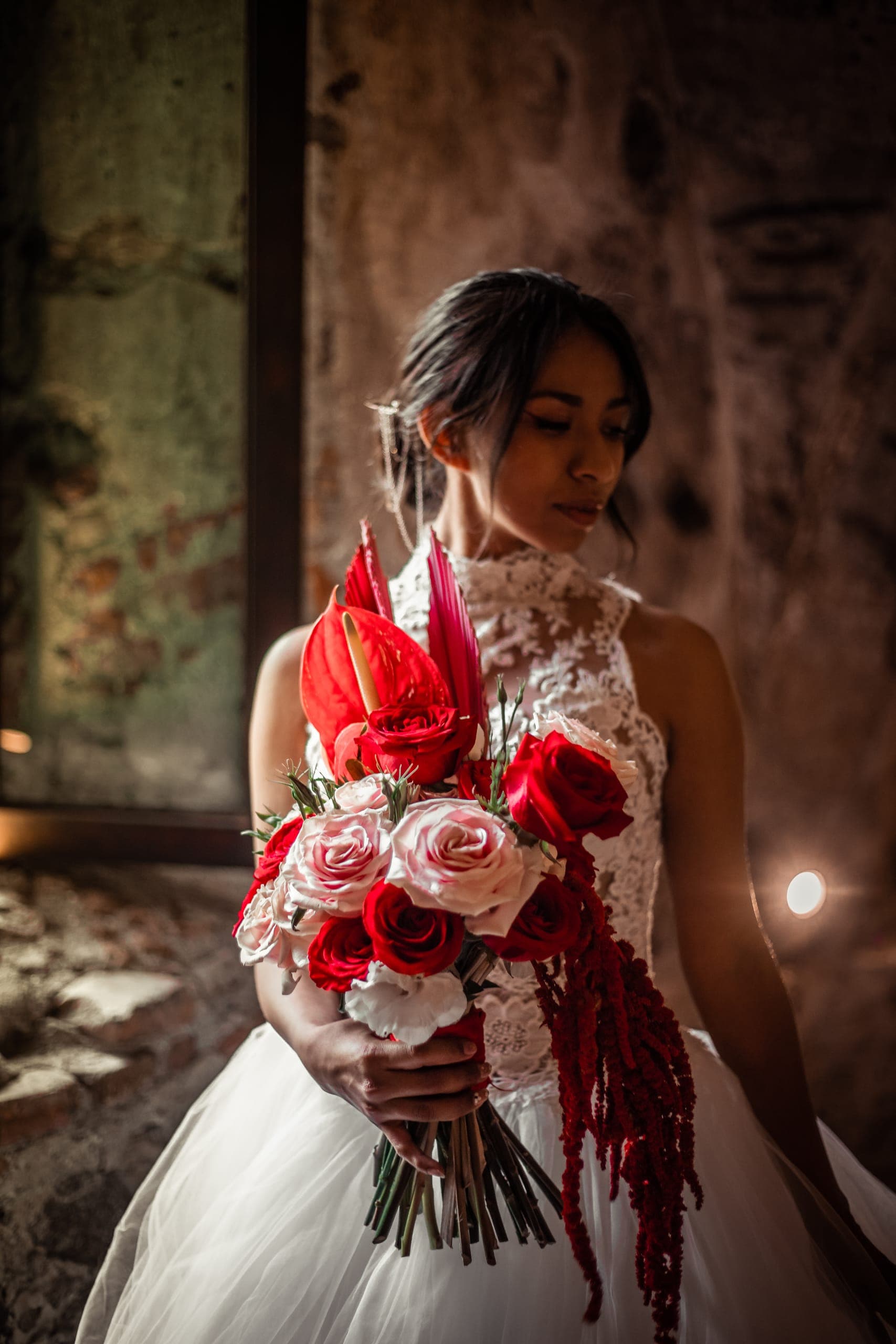 Retrato de novia con ramo de rosas y anturios rojos