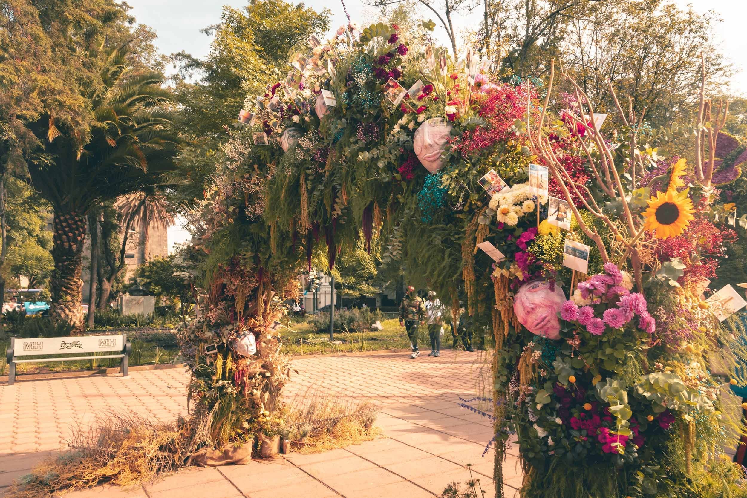 Arco floral de la instalación Nuevo Yo de Clhei en el festival FYJA 2022