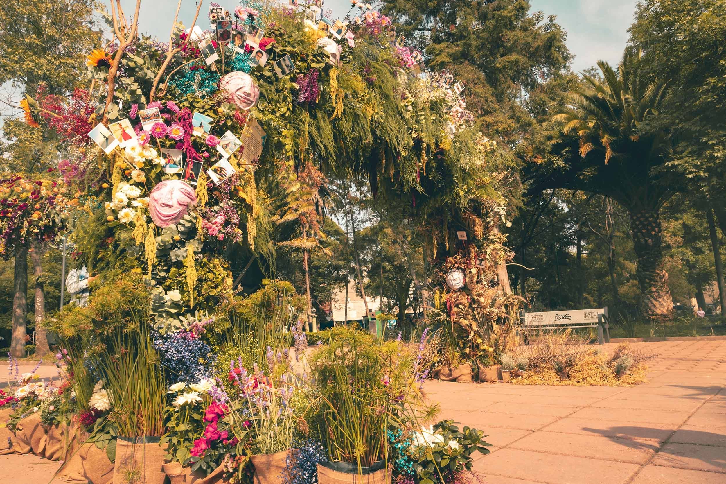 Arcos de flor y follaje de la instalación en el parque