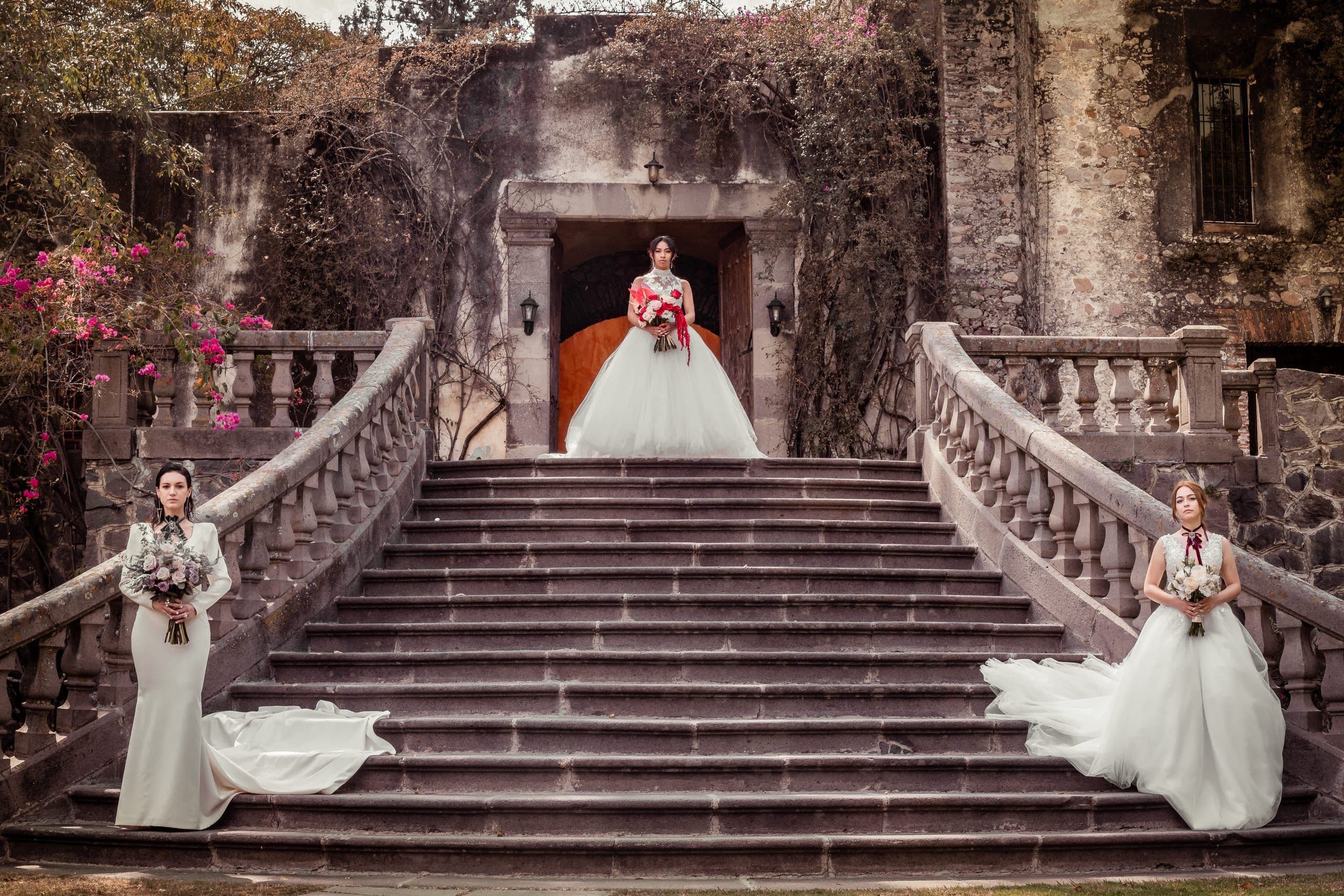 Tres novias en la escalinata de una hacienda poblana, editorial de Clhei