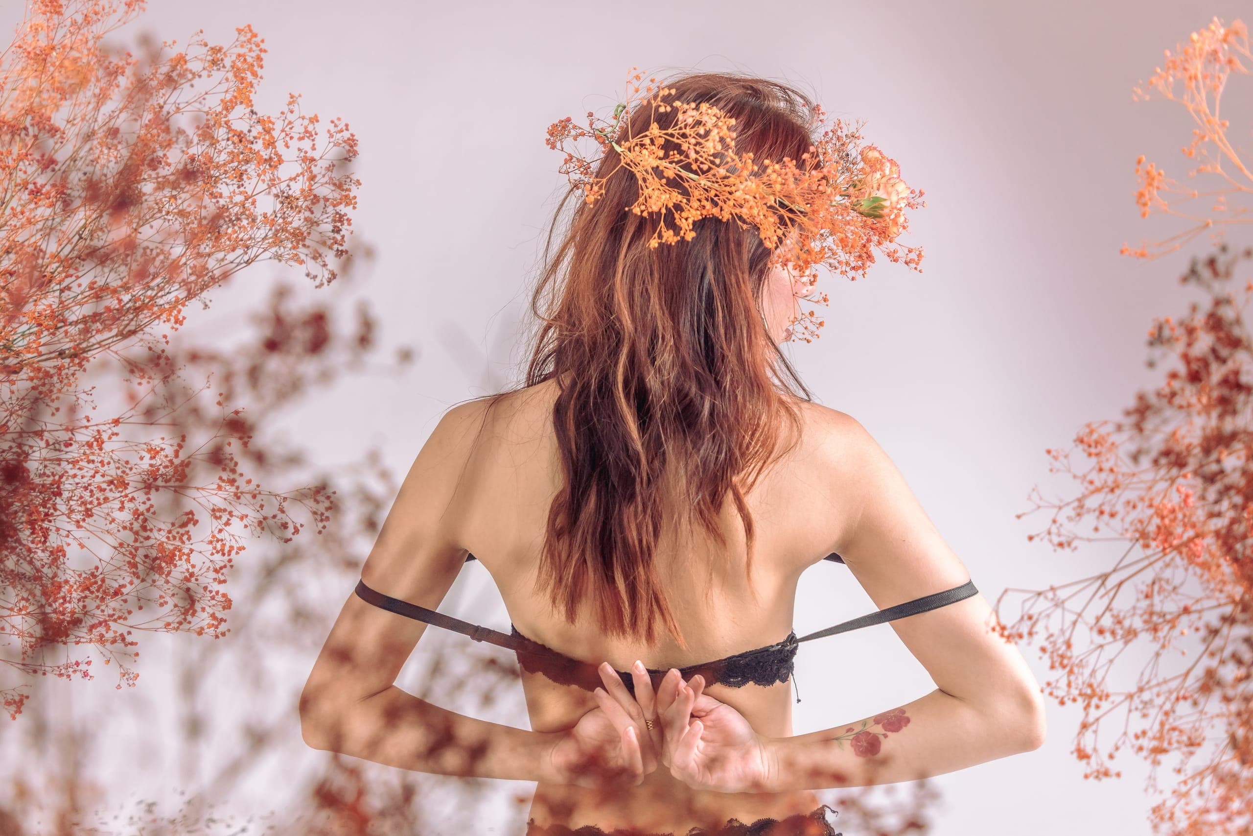 Retrato de espaldas con corona de gypsophila preservada en tonos naranjas