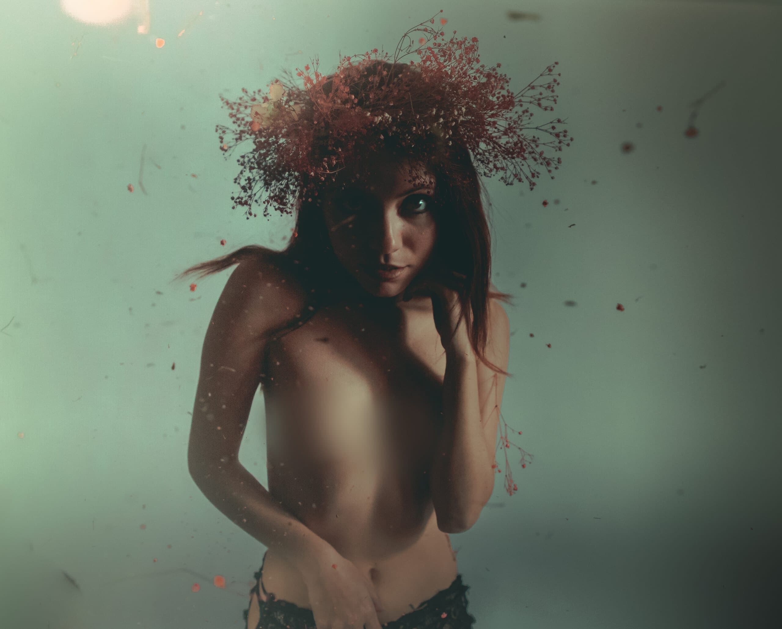 Retrato en tonos verdes con corona de gypsophila roja