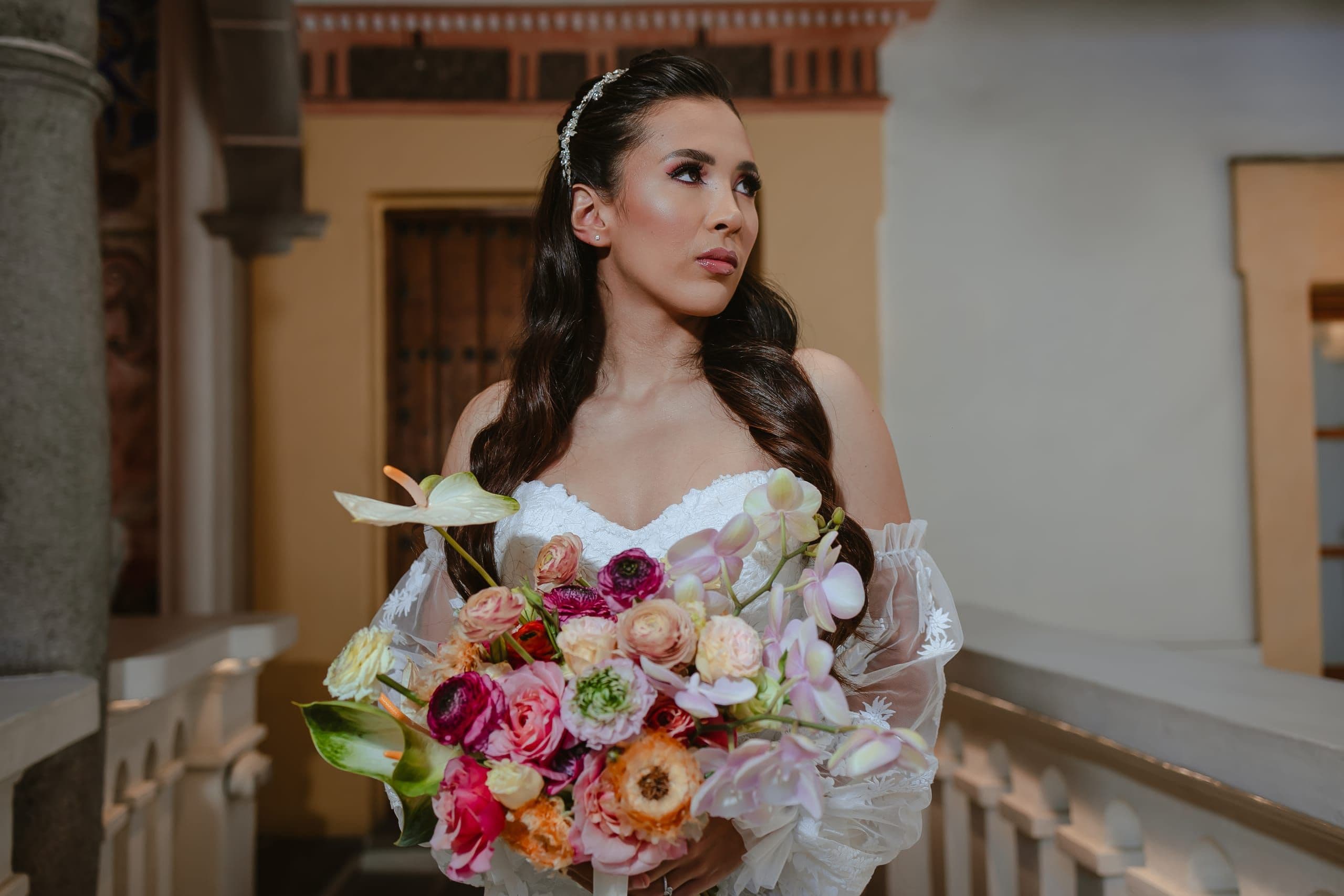 Novia sosteniendo un ramo colorido diseñado por Clhei con flor fresca de Atlixco