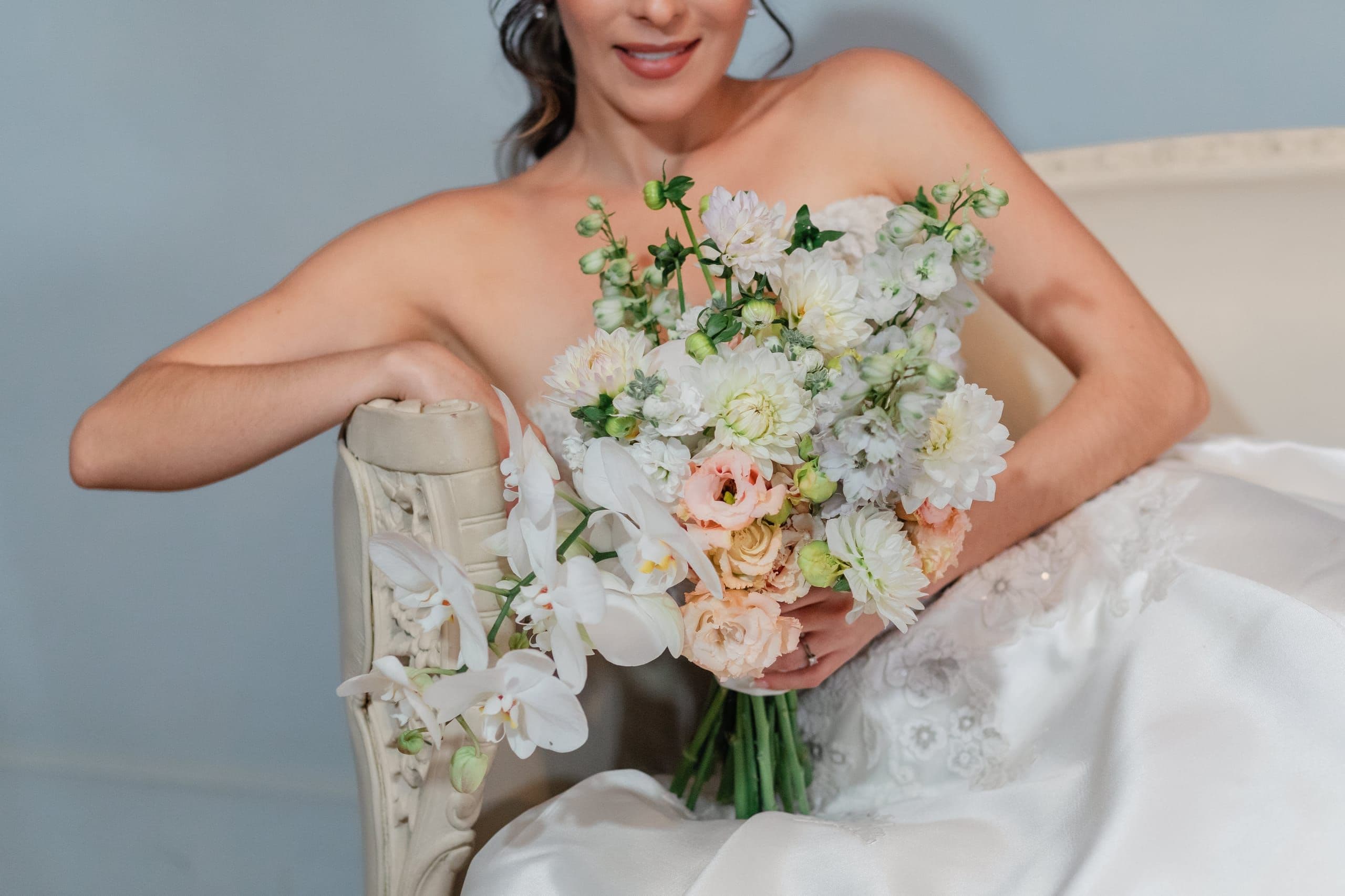 Novia con un ramo silvestre en blanco y durazno, flor fresca de Atlixco
