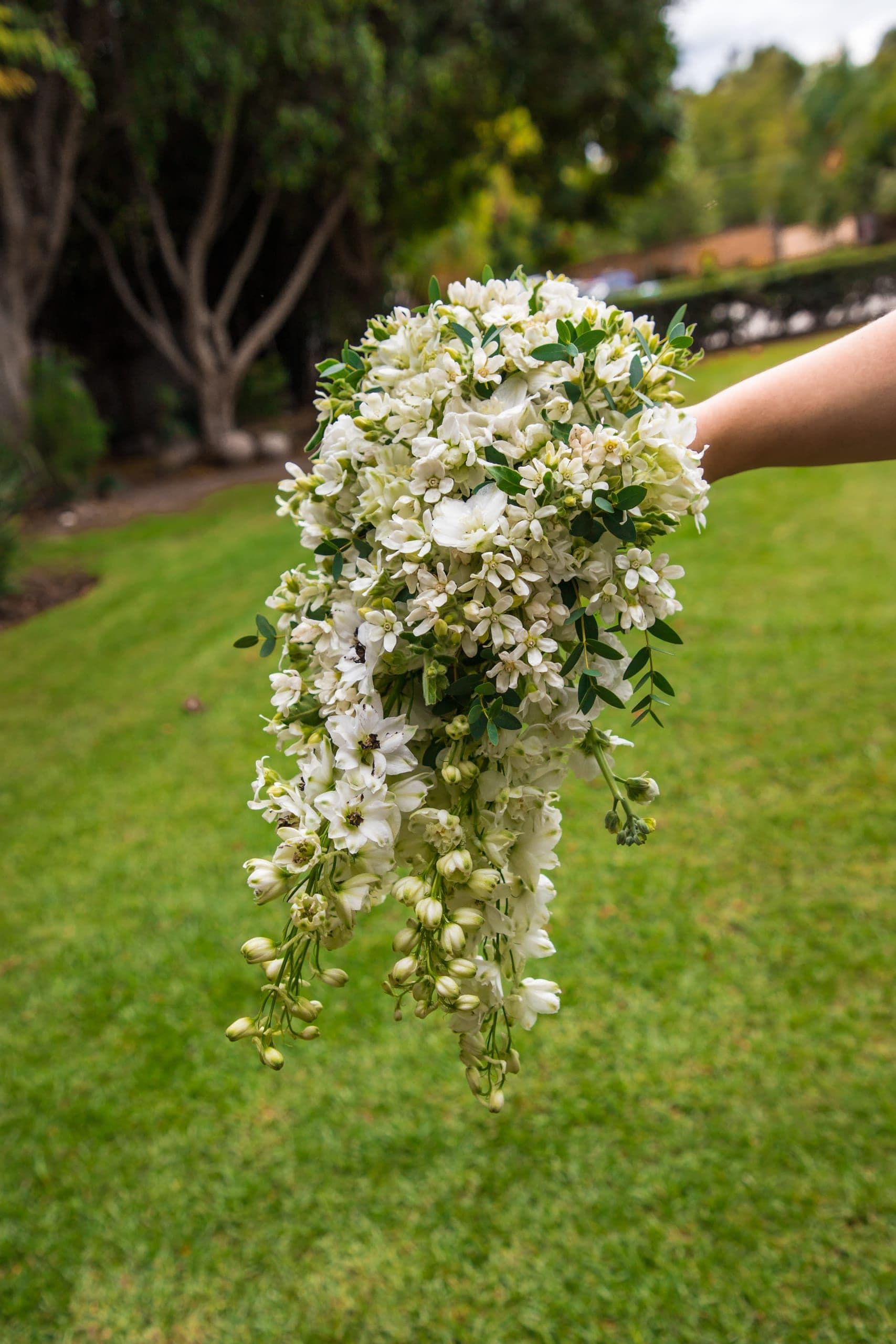 Ramo de novia en cascada de flor blanca sobre el jardín