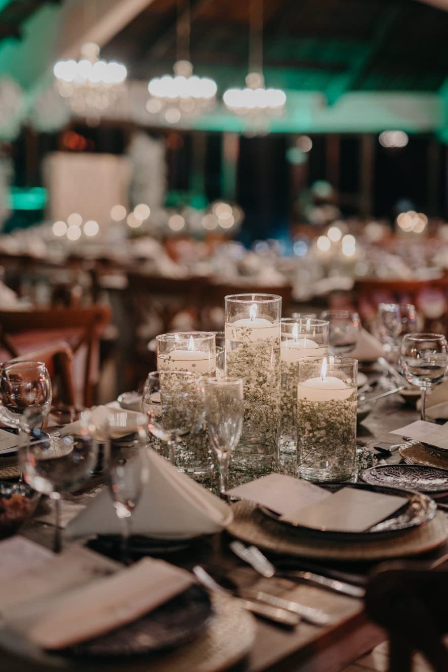 Mesa de banquete con velas flotantes y cristalería, montaje de Clhei