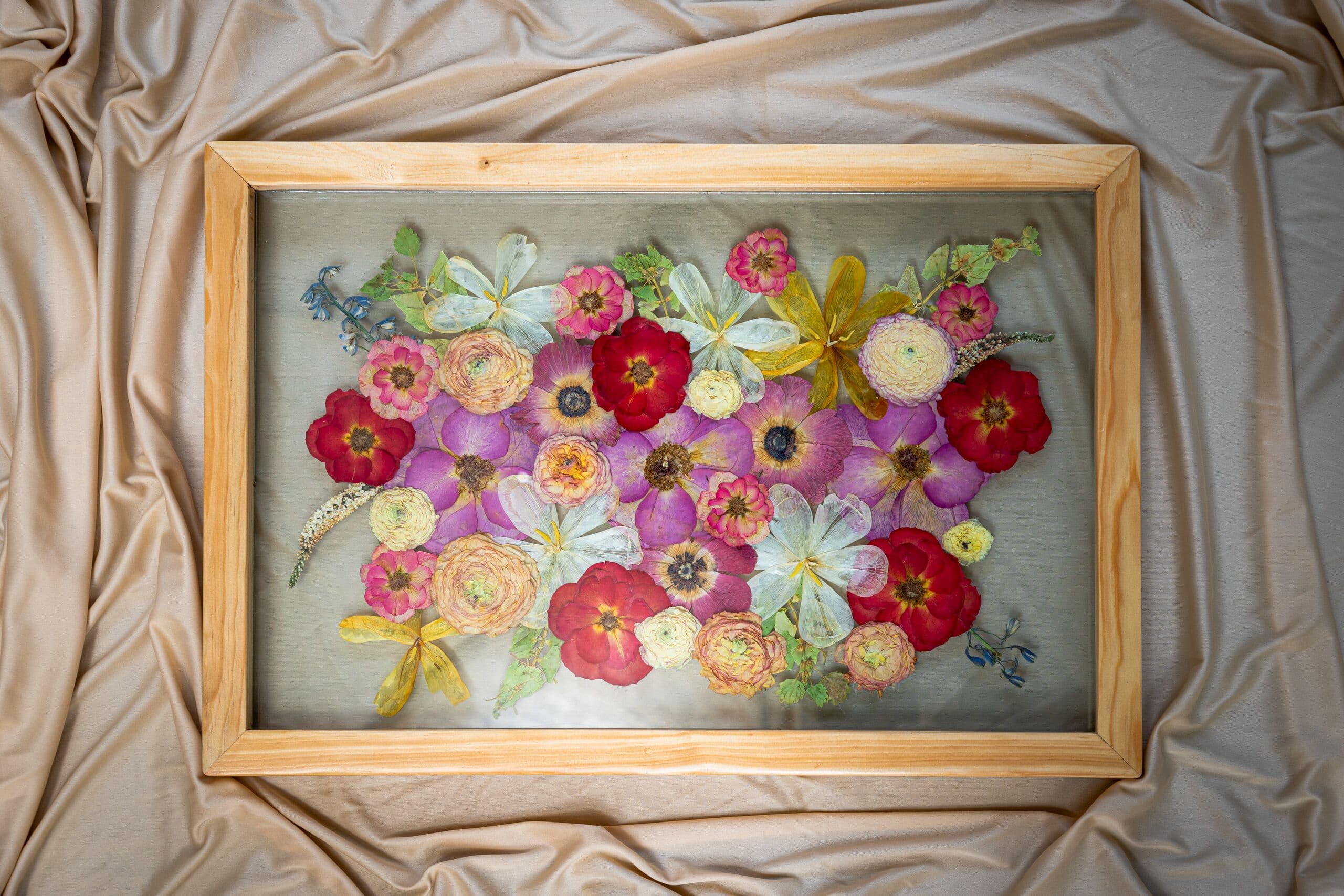 Cuadro de flor prensada con las flores de un ramo de novia preservado por Eternals Clhei
