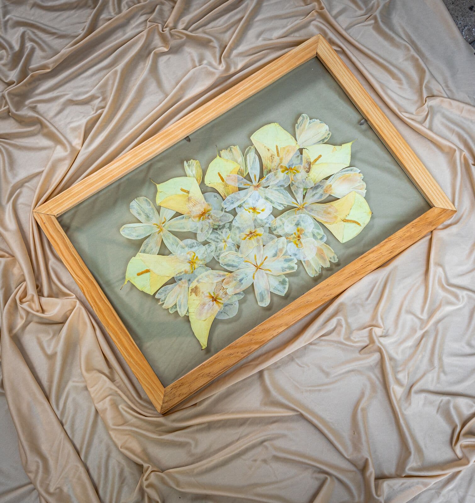 Pieza Eternals “Romi” con flores preservadas de un ramo de novia