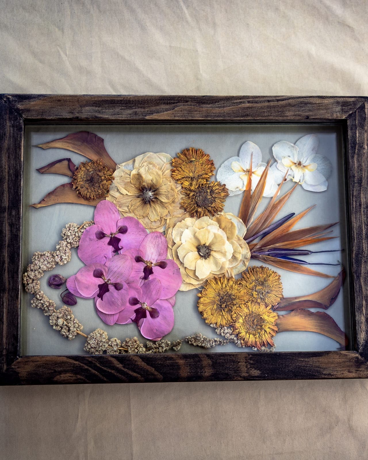 Pieza Eternals “Lucía” con flores preservadas de un ramo de novia