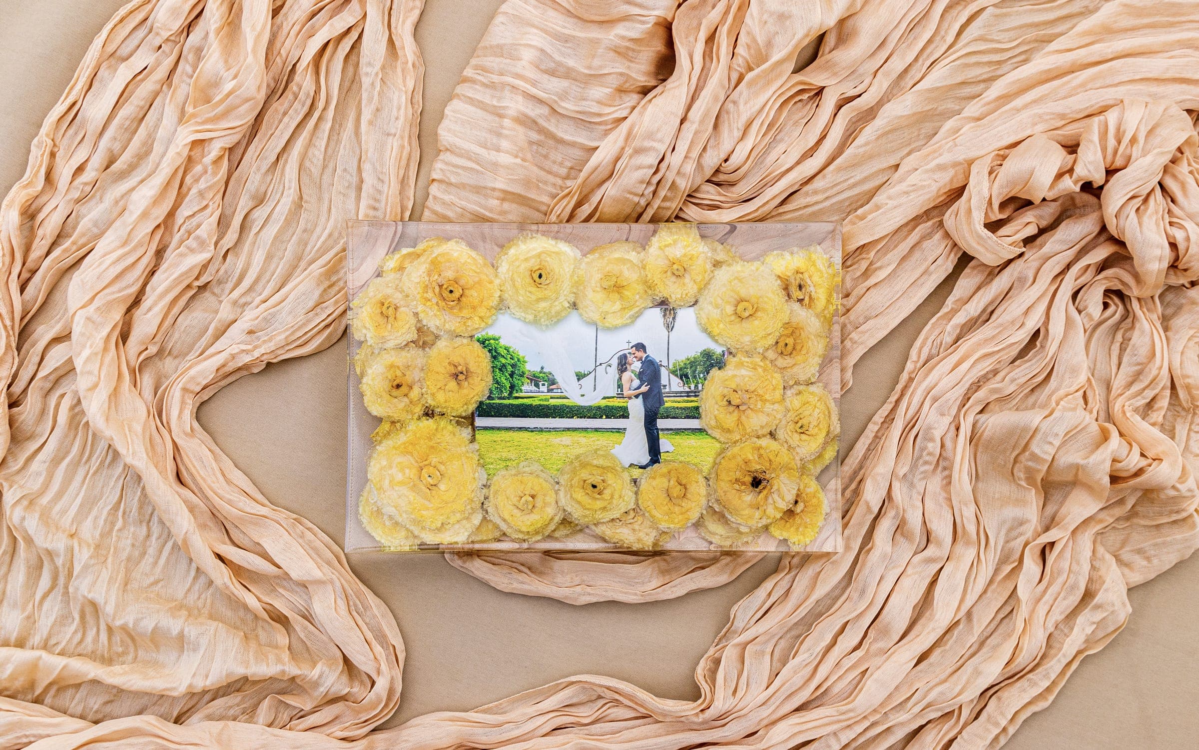 Pieza Eternals “Peonía” con flores preservadas de un ramo de novia