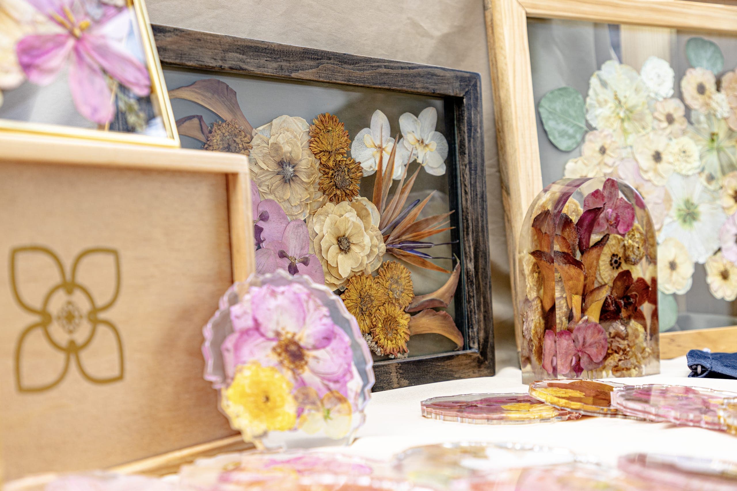 Cuadros de flor prensada y piezas de resina de Eternals Clhei, junto a su caja de madera