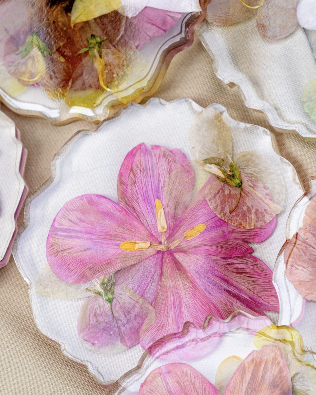 Pieza Eternals “Orquídea” con flores preservadas de un ramo de novia